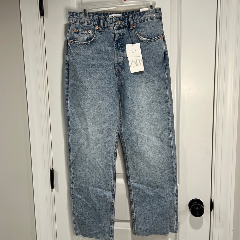Zara High Rise Ankle Length jeans.